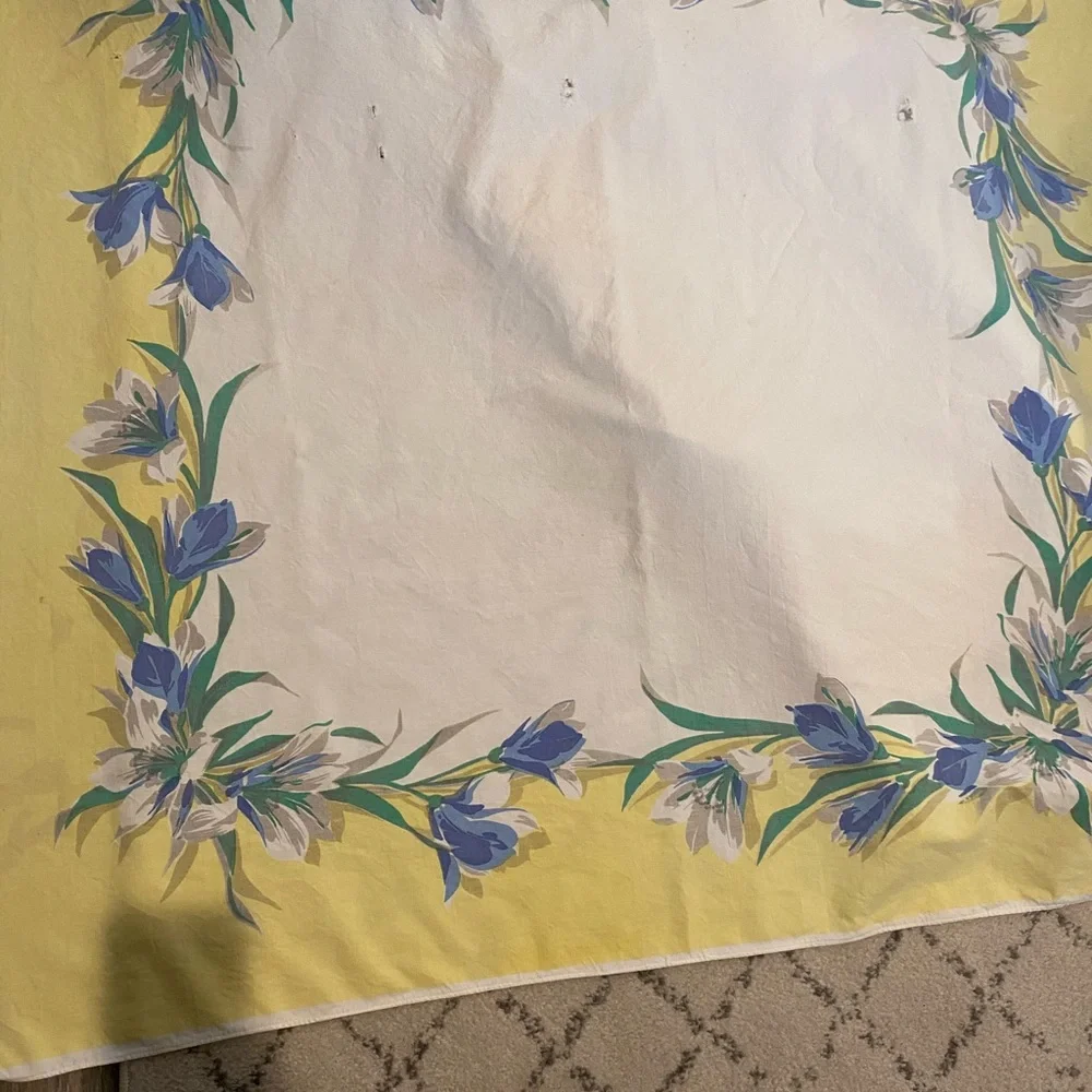 Vintage 4”/3.8” Table Cloth 🍃🌼🍃 Beautiful!